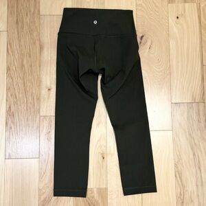 LIKE NEW Lululemon Women’s Wunder Under Crop High-Rise *Full-On Luxtreme 23"